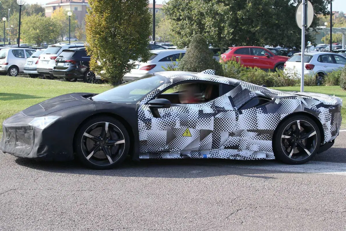 Ferrari SF90 Versione Speciale 2023, ecco le foto spia (7)