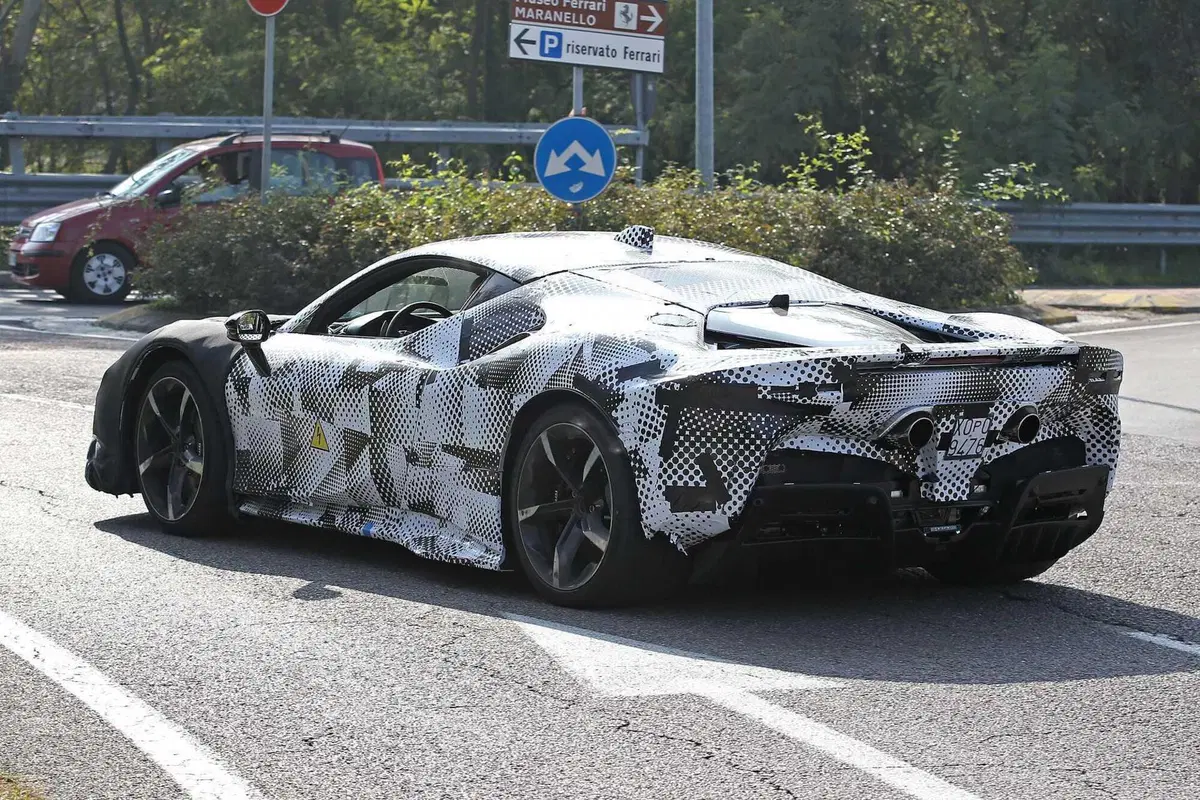Ferrari SF90 Versione Speciale 2023, ecco le foto spia (9)
