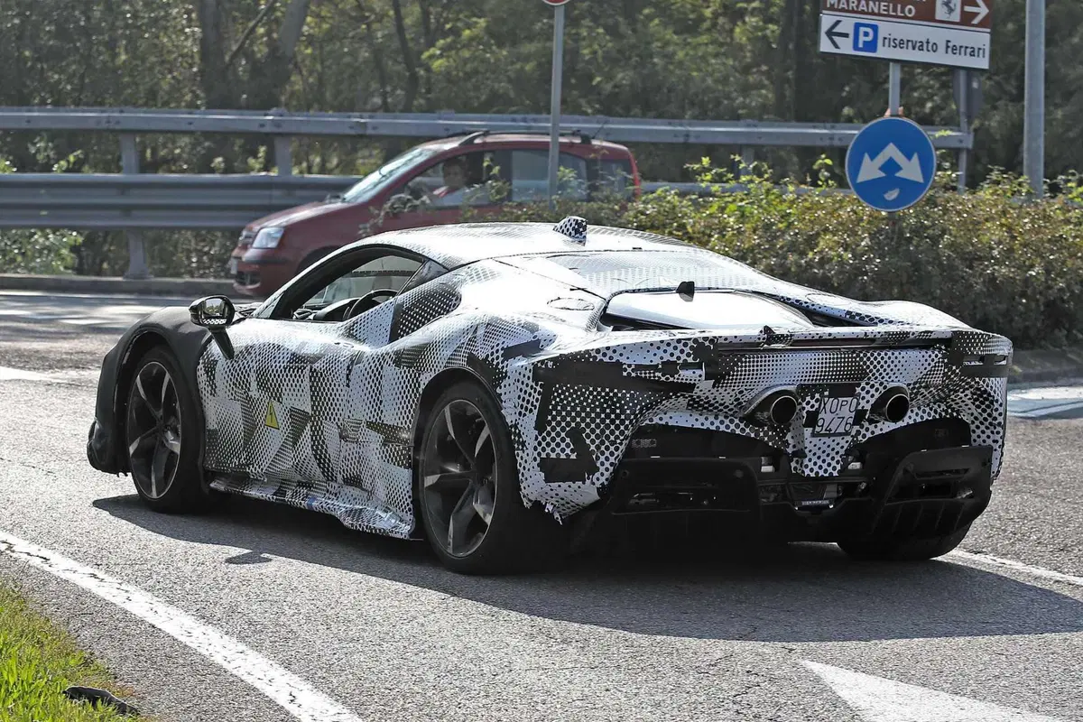 Ferrari SF90 Versione Speciale 2023, ecco le foto spia (10)