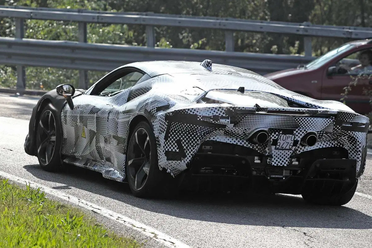 Ferrari SF90 Versione Speciale 2023, ecco le foto spia (11)