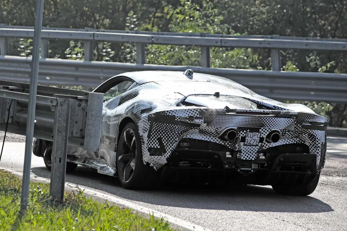 Ferrari SF90 Versione Speciale 2023, ecco le foto spia (12)