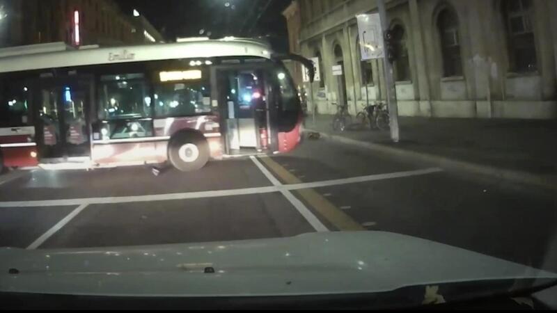 A Bologna il bus &egrave; senza freni e blocca la strada [VIDEO] 