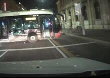 A Bologna il bus è senza freni e blocca la strada [VIDEO] 