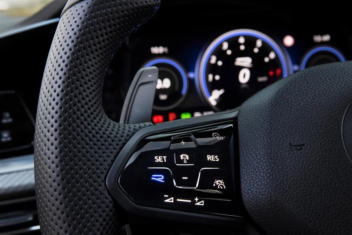 Volkswagen Golf 8 R (2022) (12)