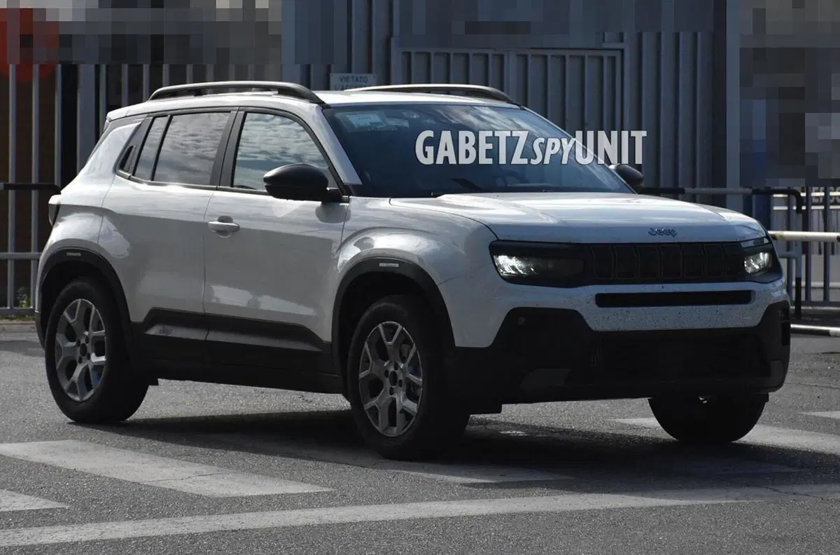 Jeep Avenger color taxi, ecco le foto spia (2)