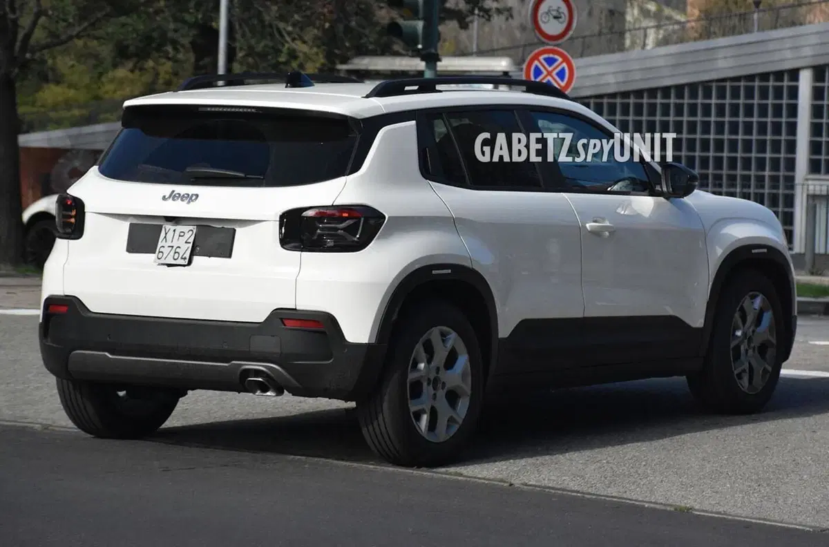 Jeep Avenger color taxi, ecco le foto spia (3)