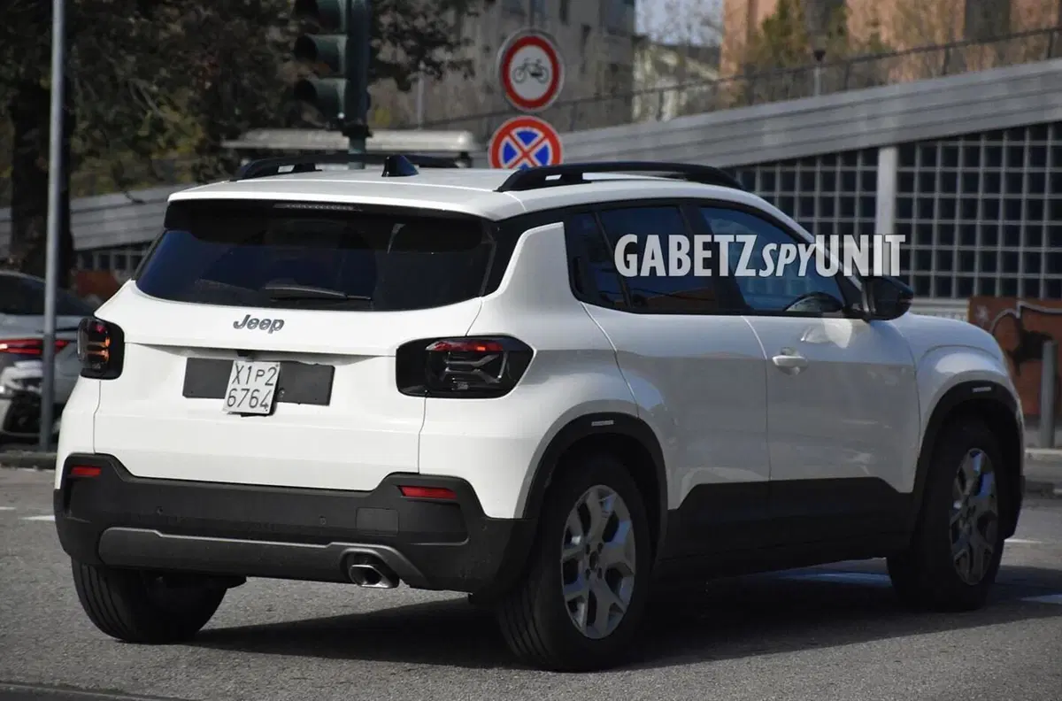 Jeep Avenger color taxi, ecco le foto spia (6)
