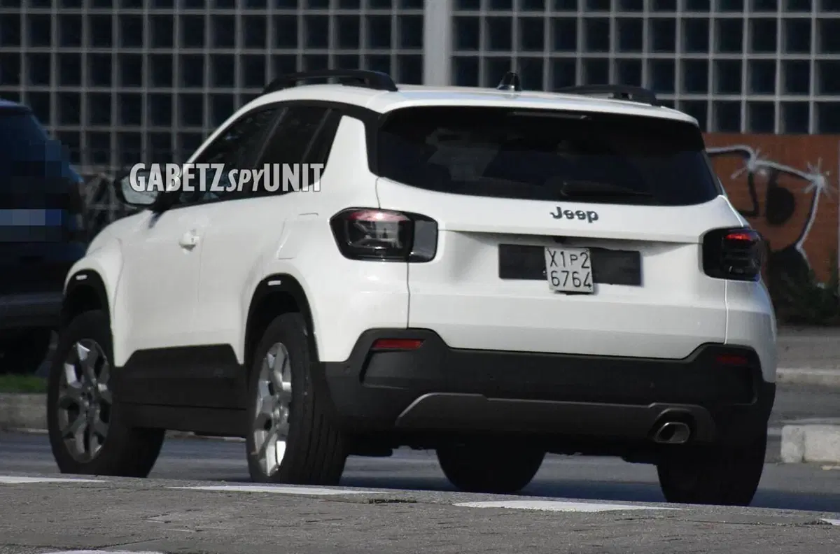 Jeep Avenger color taxi, ecco le foto spia (4)