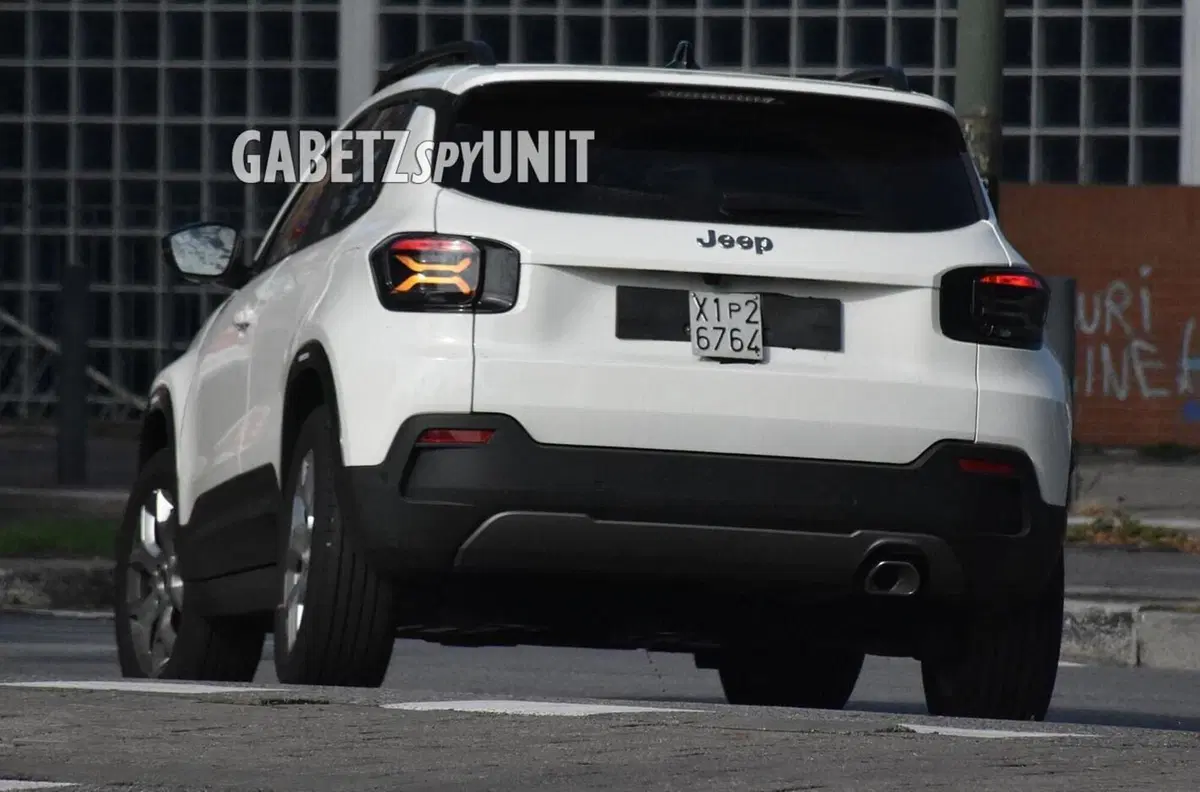 Jeep Avenger color taxi, ecco le foto spia (5)