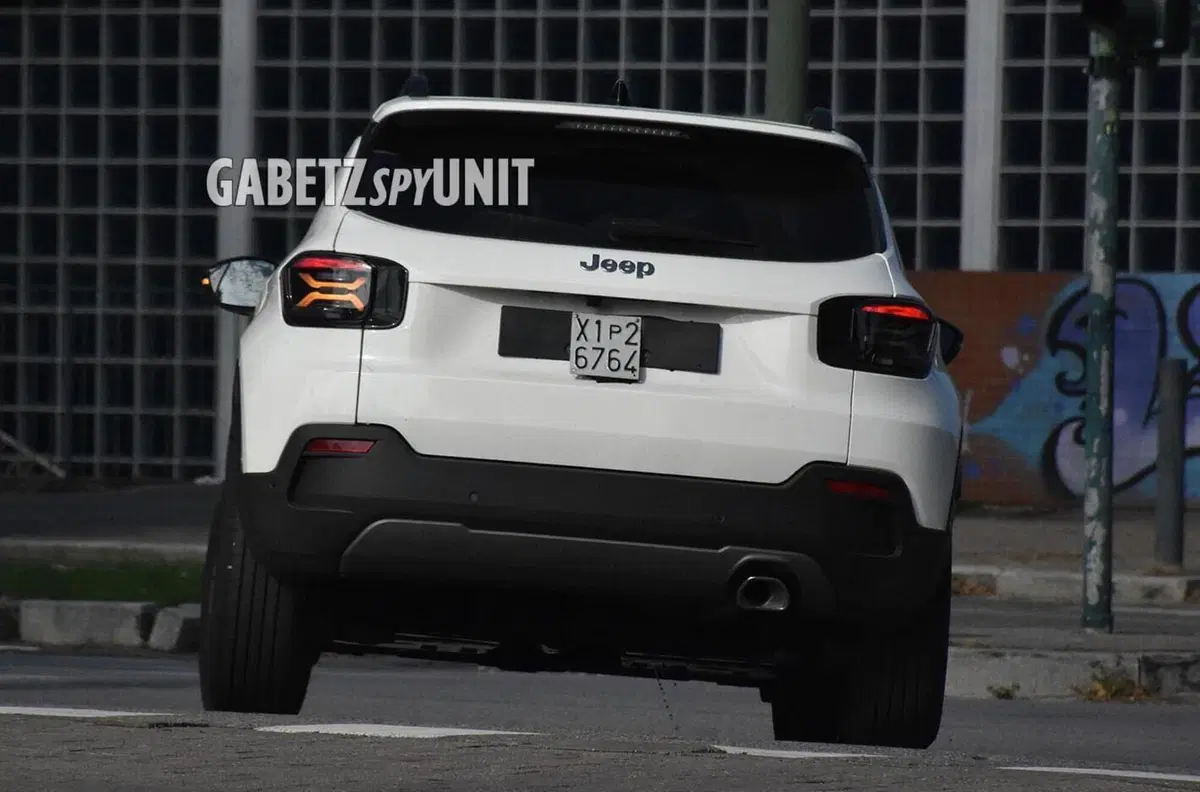 Jeep Avenger color taxi, ecco le foto spia (9)