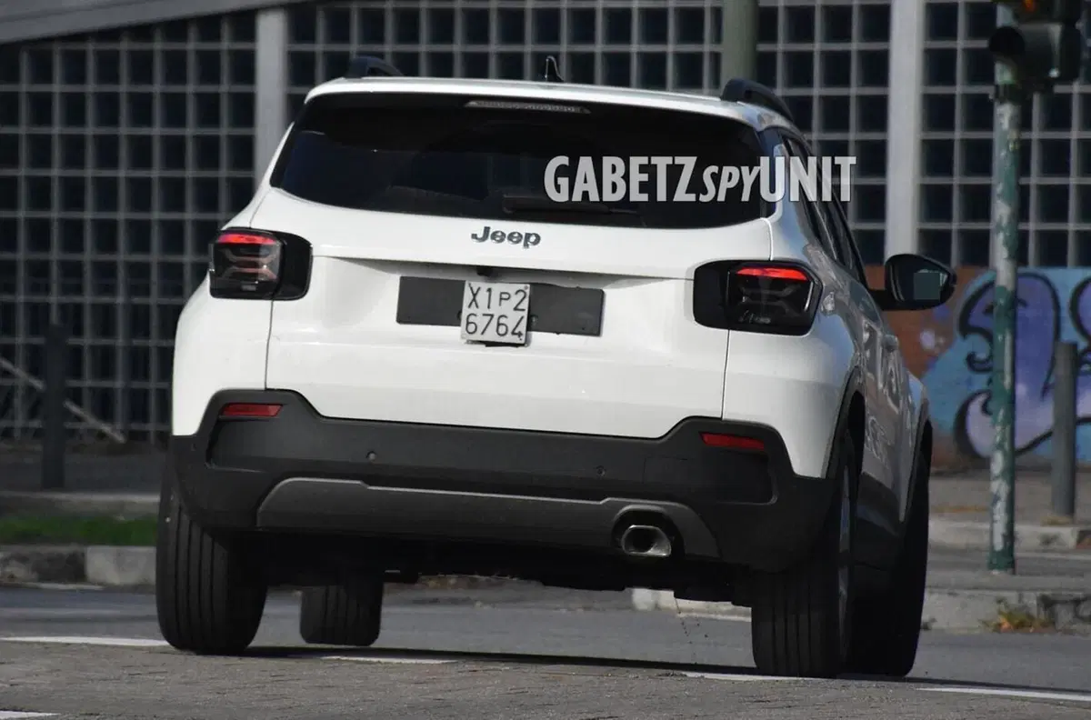 Jeep Avenger color taxi, ecco le foto spia (8)