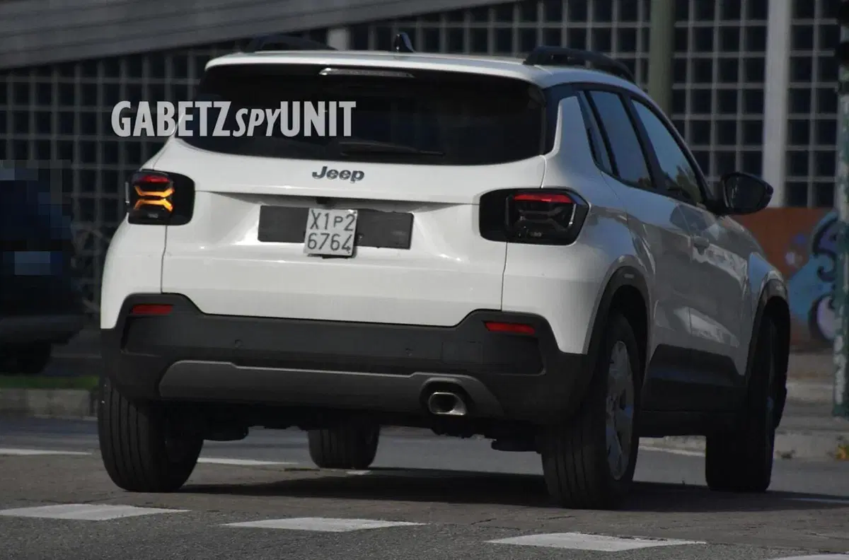 Jeep Avenger color taxi, ecco le foto spia (7)