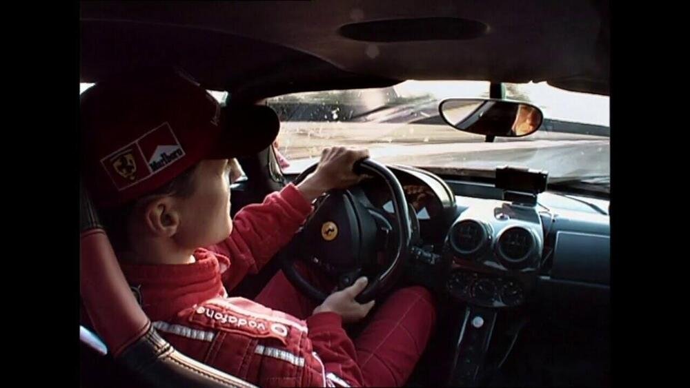 Michael Schumacher alla guida di una Ferrari Enzo