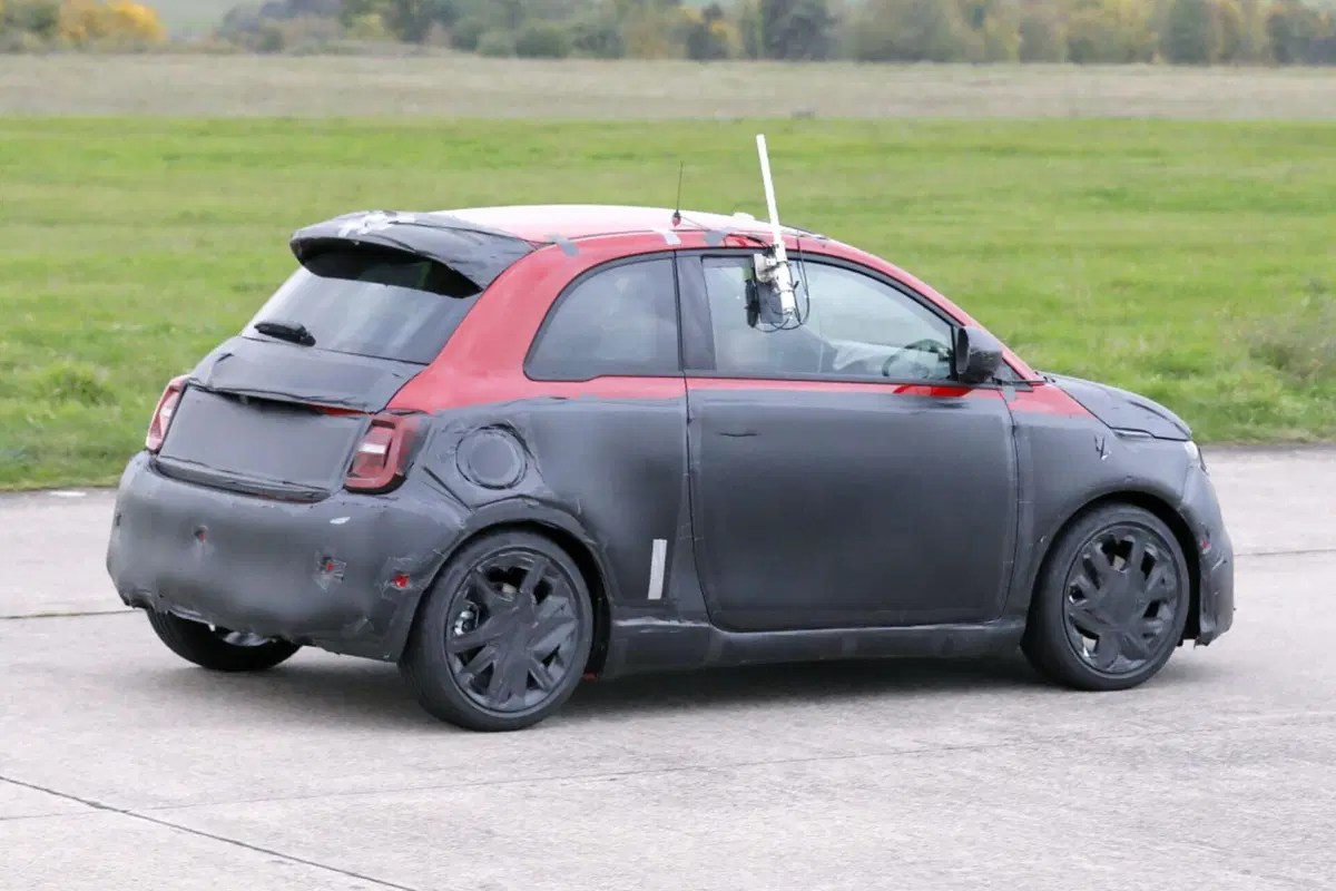 Fiat 500 Abarth (elettrica), ecco le foto spia (2)