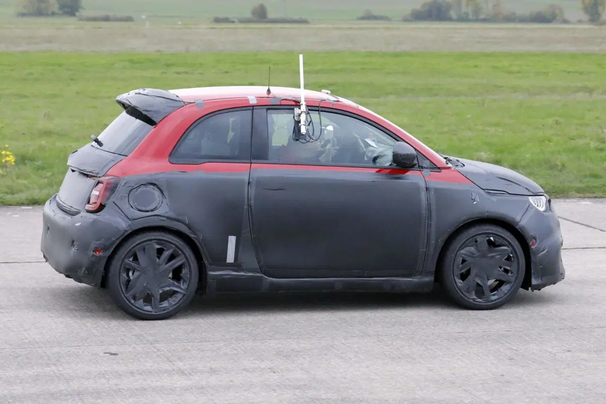 Fiat 500 Abarth (elettrica), ecco le foto spia (4)