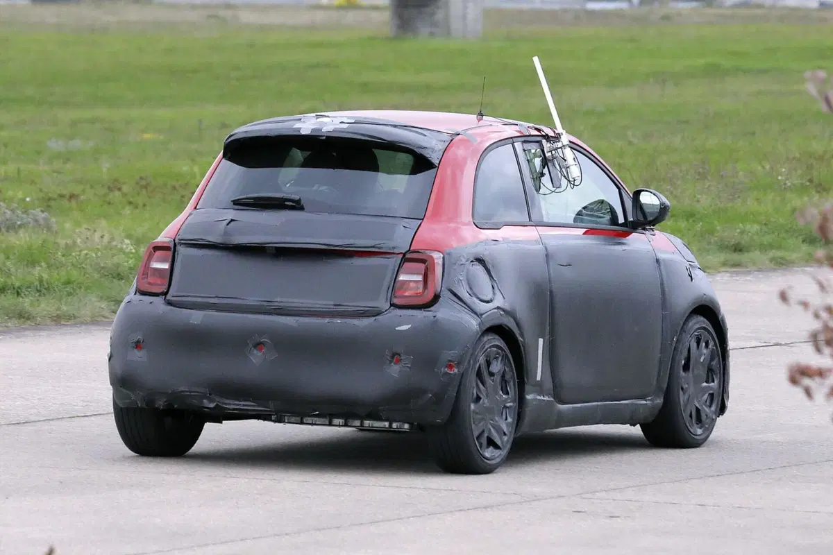 Fiat 500 Abarth (elettrica), ecco le foto spia (3)