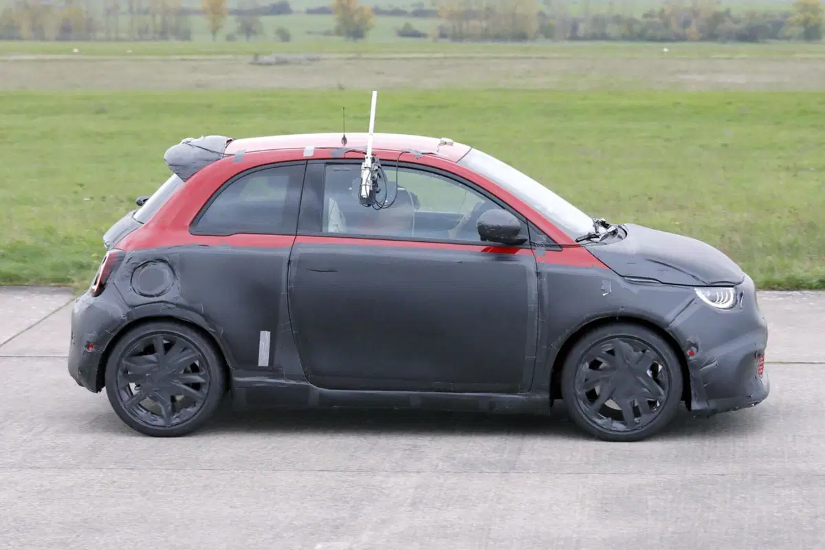Fiat 500 Abarth (elettrica), ecco le foto spia (5)