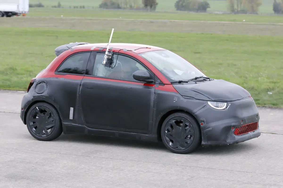Fiat 500 Abarth (elettrica), ecco le foto spia (6)