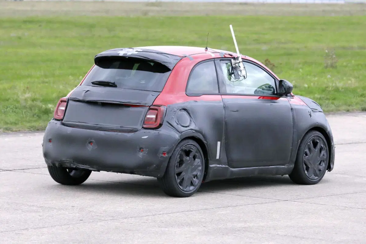 Fiat 500 Abarth (elettrica), ecco le foto spia (7)