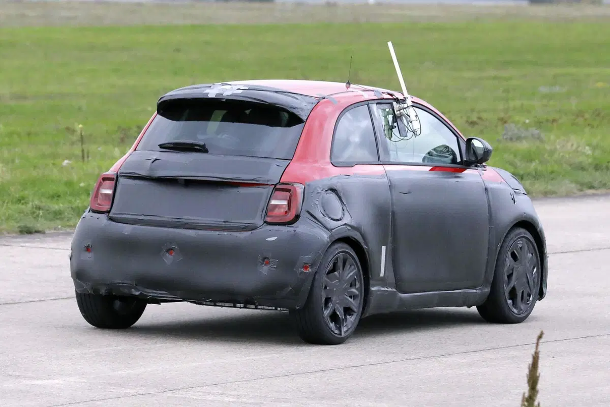 Fiat 500 Abarth (elettrica), ecco le foto spia (8)