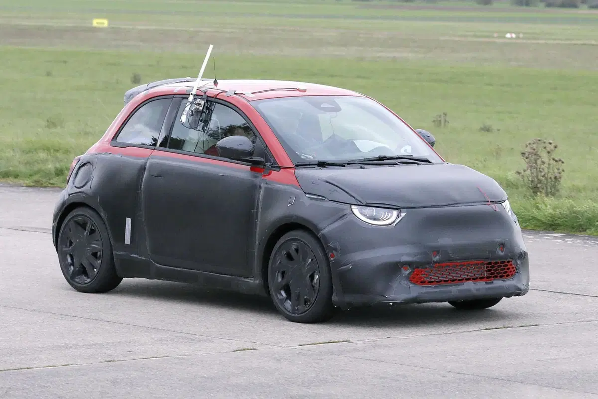 Fiat 500 Abarth (elettrica), ecco le foto spia (11)