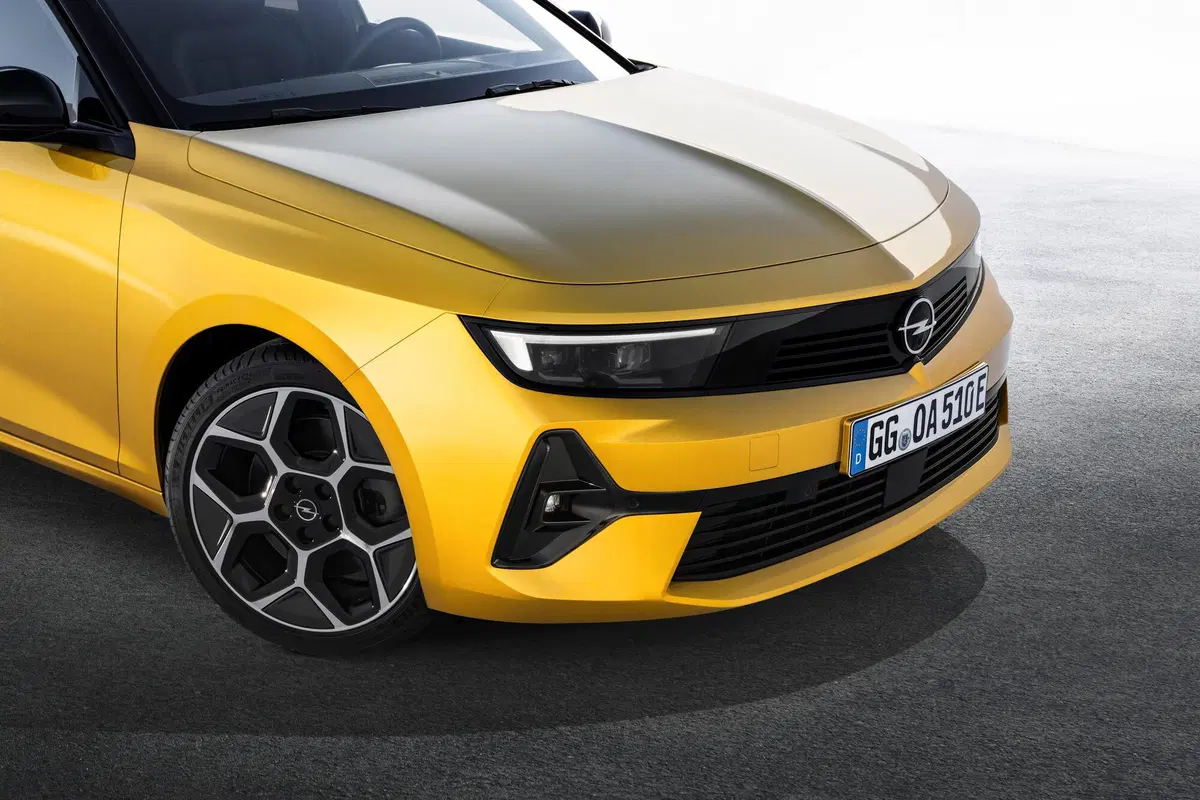 Opel Astra, ora è anche ibrida plug-in (9)