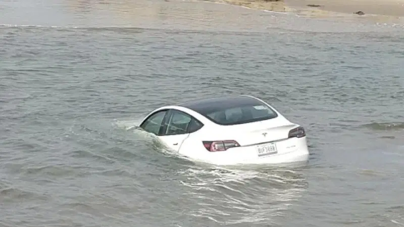 C'&egrave; una Tesla in mezzo all'oceano, nessuno a bordo [VIDEO]