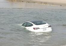 C'è una Tesla in mezzo all'oceano, nessuno a bordo [VIDEO]