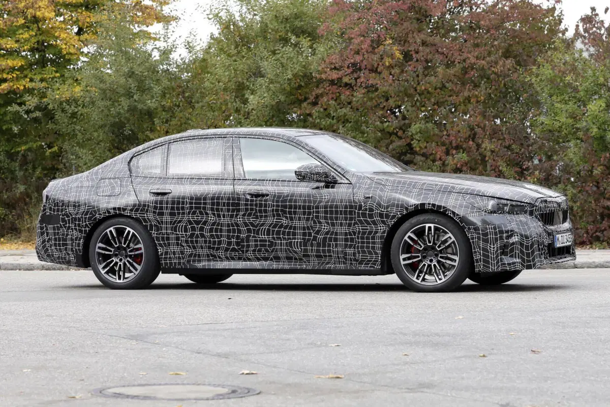 BMW Serie 5, ecco le foto spia  (3)