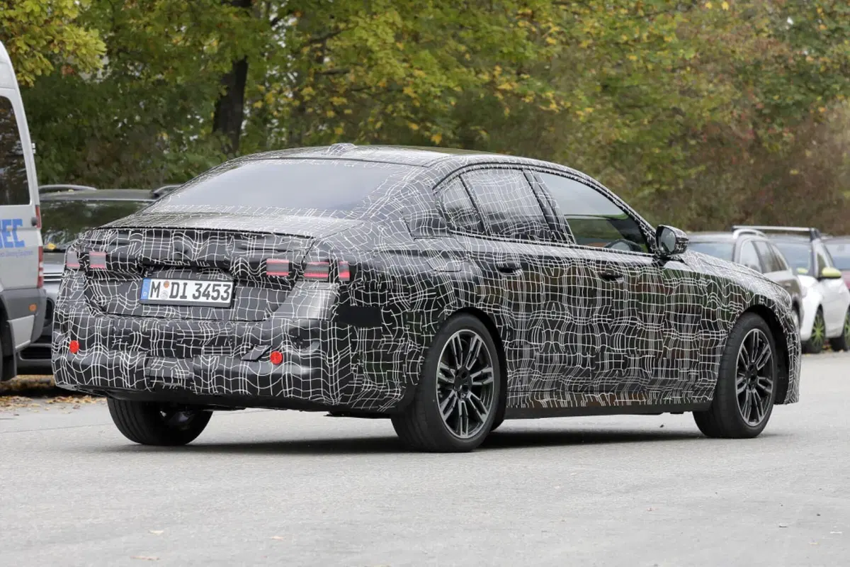 BMW Serie 5, ecco le foto spia  (4)