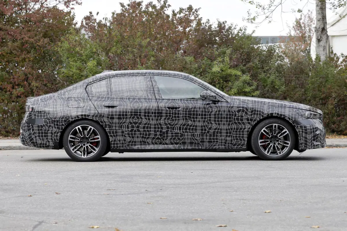 BMW Serie 5, ecco le foto spia  (2)