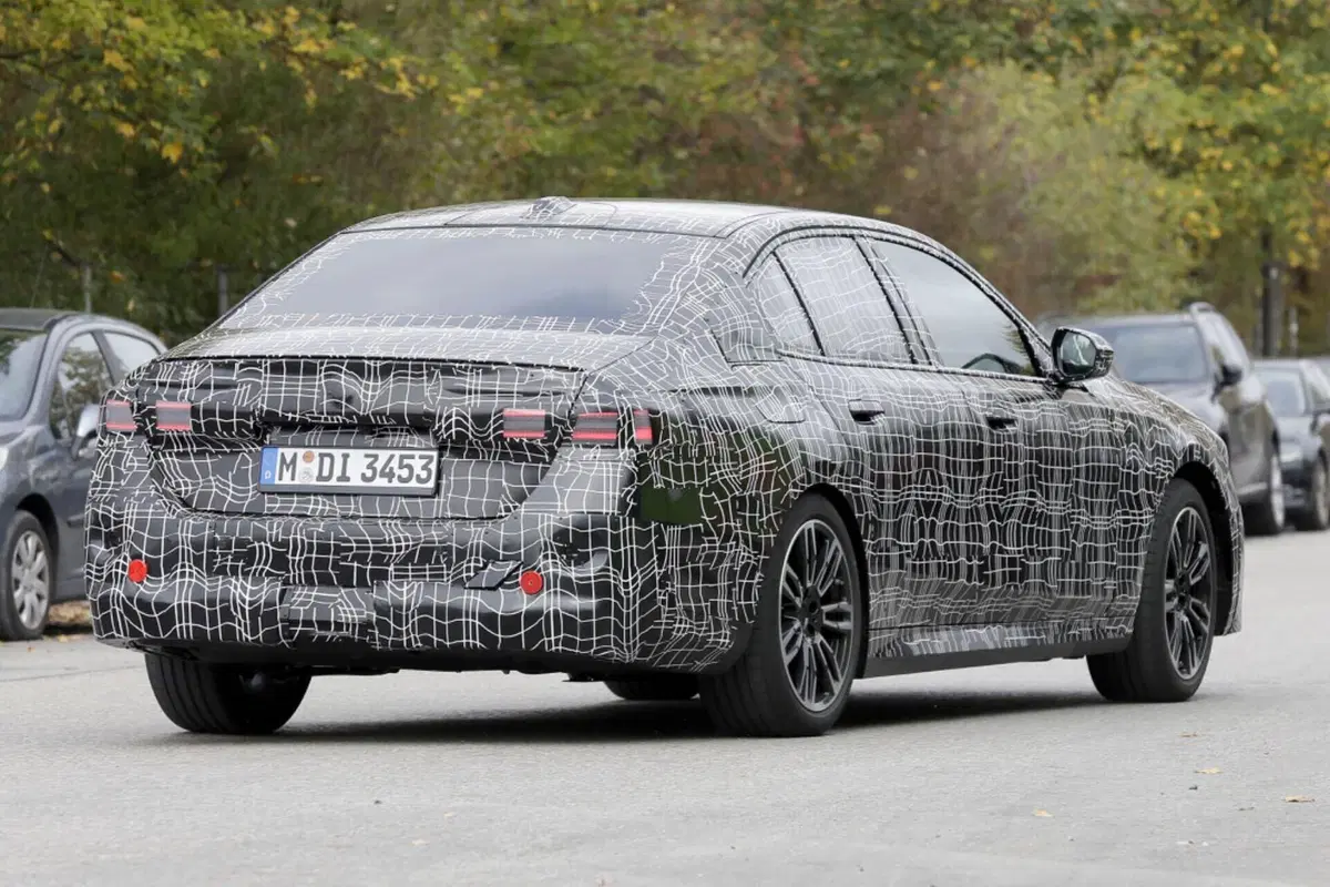 BMW Serie 5, ecco le foto spia  (8)
