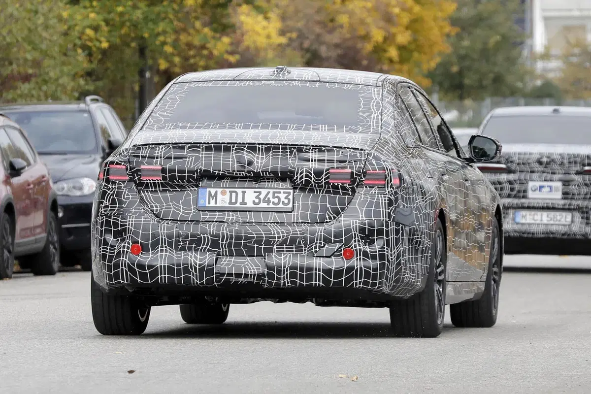 BMW Serie 5, ecco le foto spia  (9)