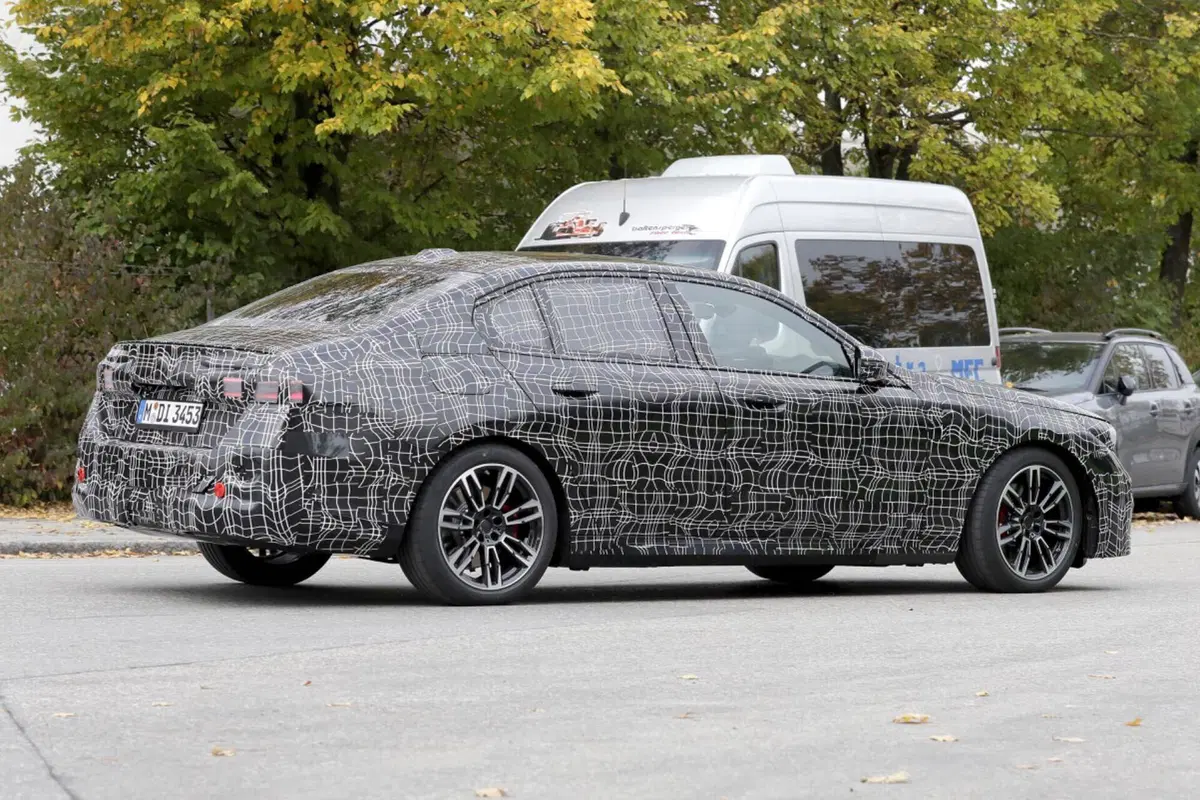 BMW Serie 5, ecco le foto spia  (10)