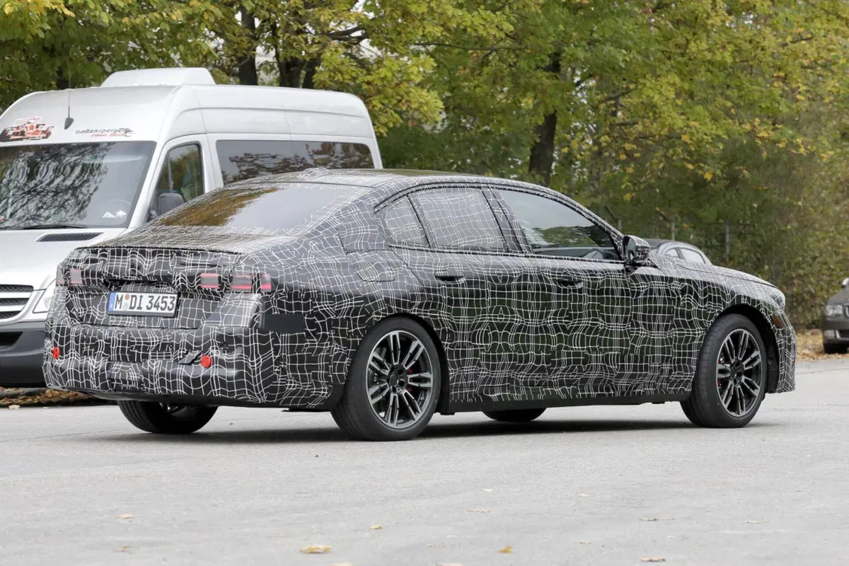 BMW Serie 5, ecco le foto spia  (12)