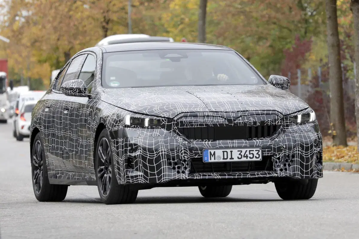 BMW Serie 5, ecco le foto spia  (7)