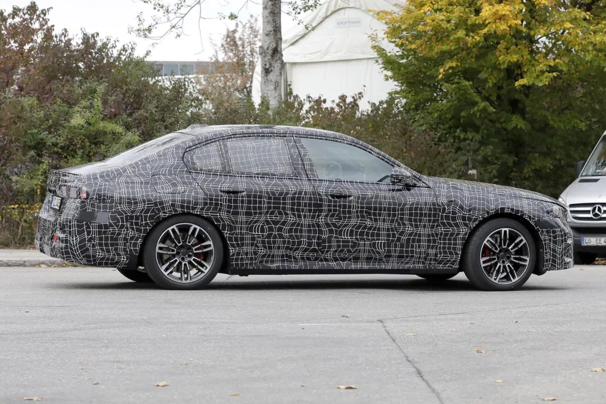 BMW Serie 5, ecco le foto spia  (13)