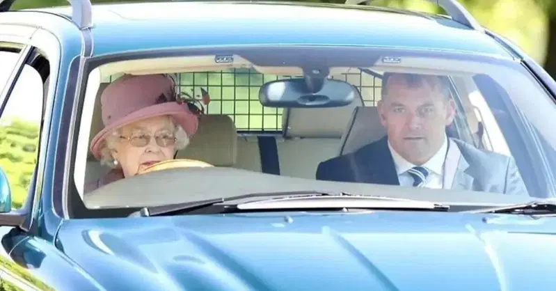 La Jaguar X-Type della Regina Elisabetta II &egrave; all'asta: la peggiore di tutte