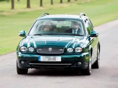 La Jaguar X-Type della Regina Elisabetta II &egrave; all'asta: la peggiore di tutte