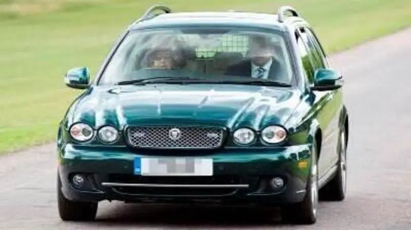 La Jaguar X-Type della Regina Elisabetta II &egrave; all'asta: la peggiore di tutte