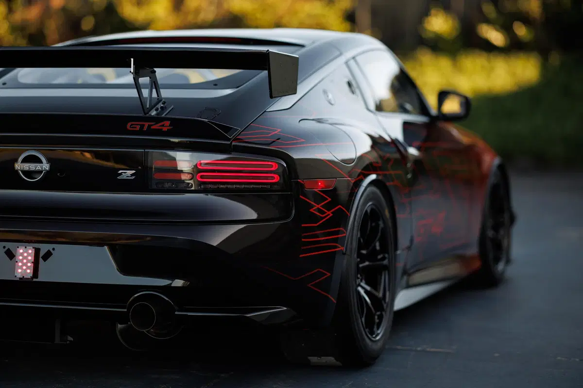 Nissan Z GT4 al SEMA di Las Vegas, la livrea rossa e nera è tutta "giap" 
