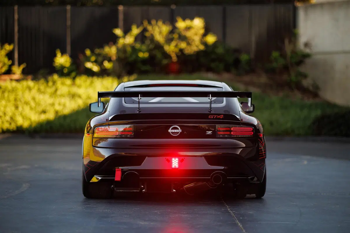 Nissan Z GT4 al SEMA di Las Vegas, la livrea rossa e nera è tutta "giap"  (2)