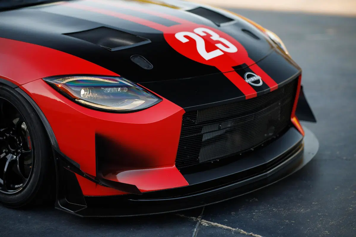 Nissan Z GT4 al SEMA di Las Vegas, la livrea rossa e nera è tutta "giap"  (3)
