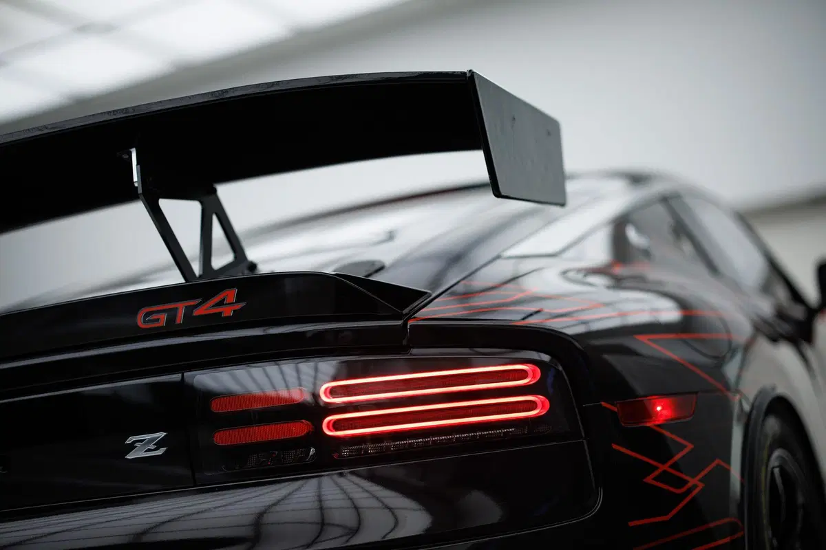Nissan Z GT4 al SEMA di Las Vegas, la livrea rossa e nera è tutta "giap"  (4)