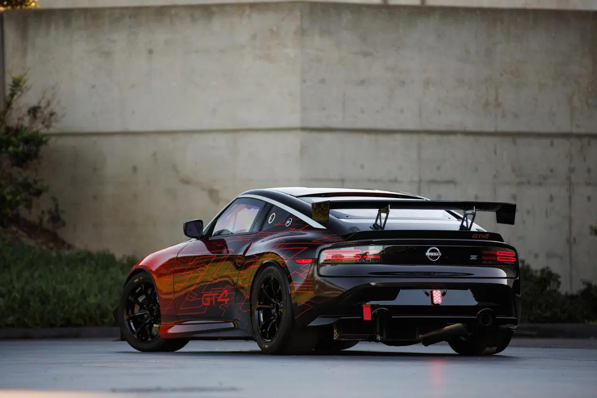 Nissan Z GT4 al SEMA di Las Vegas, la livrea rossa e nera è tutta "giap"  (6)