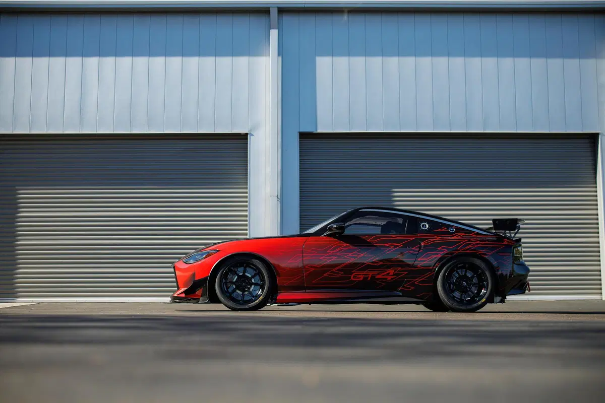 Nissan Z GT4 al SEMA di Las Vegas, la livrea rossa e nera è tutta "giap"  (7)