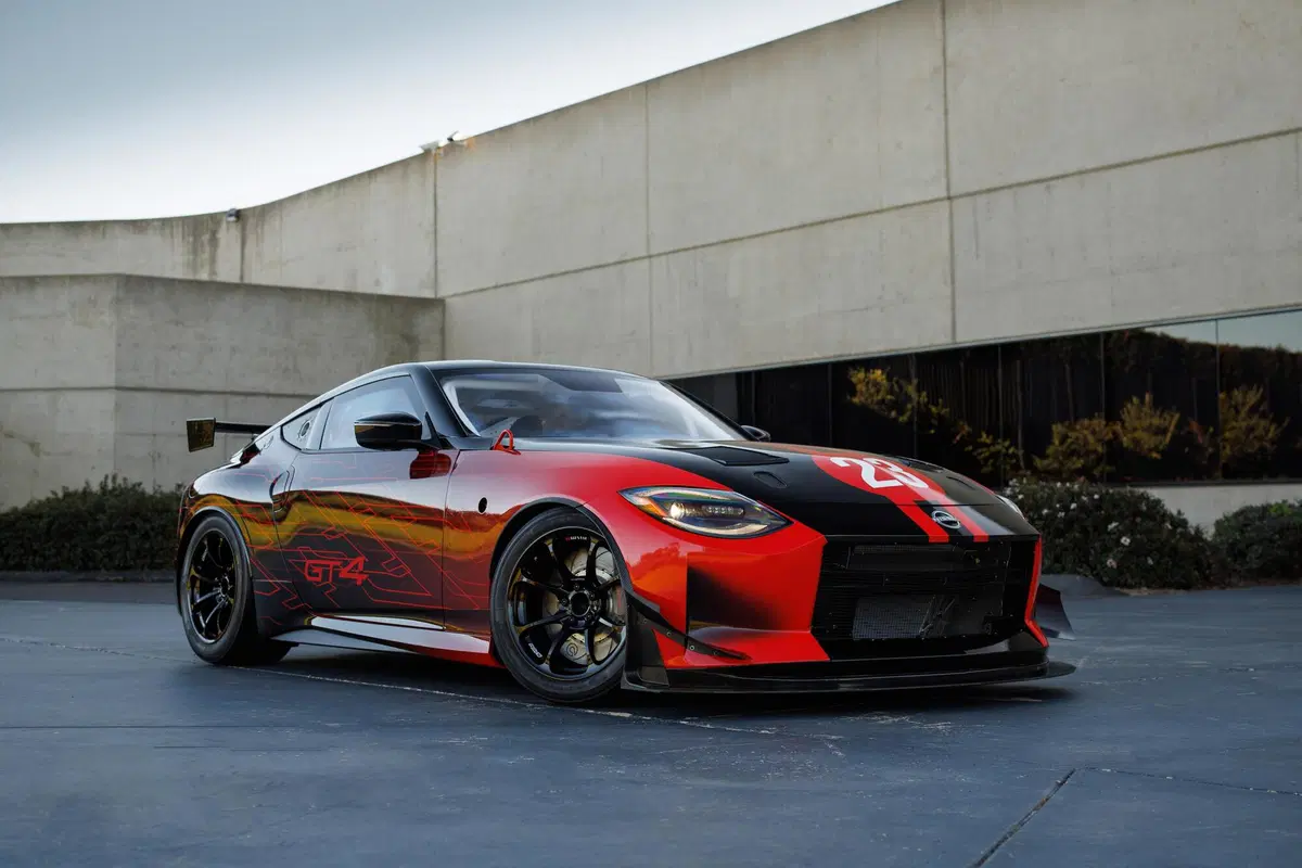 Nissan Z GT4 al SEMA di Las Vegas, la livrea rossa e nera è tutta "giap"  (9)