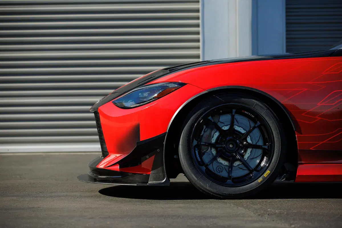 Nissan Z GT4 al SEMA di Las Vegas, la livrea rossa e nera è tutta "giap"  (11)