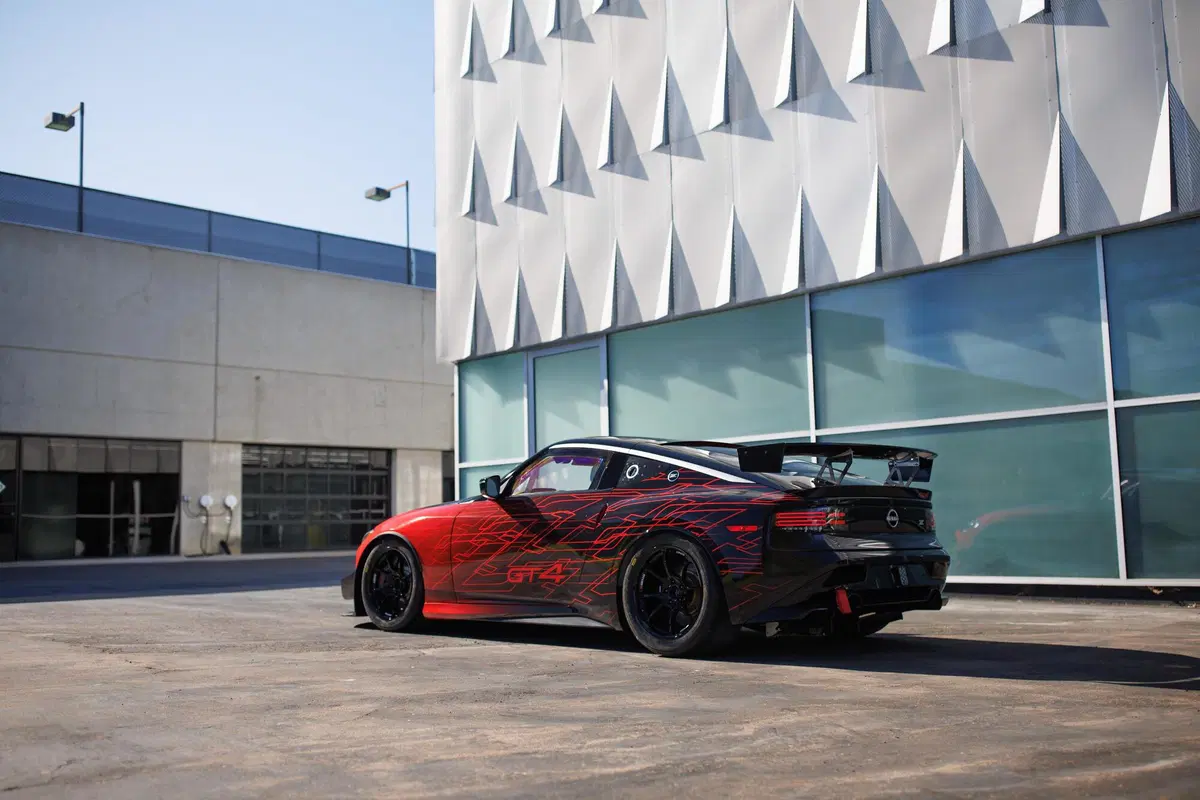 Nissan Z GT4 al SEMA di Las Vegas, la livrea rossa e nera è tutta "giap"  (12)