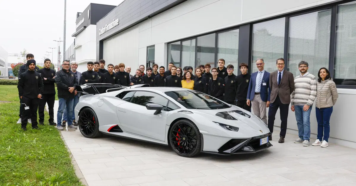 Lamborghini forma gli studenti: inizia l'internato del progetto DESI